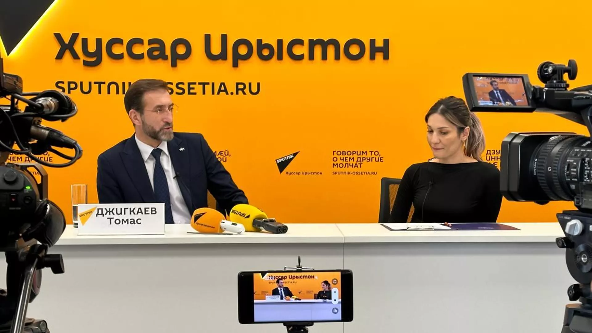 Пресс-конференция в Sputnik министра здравоохранения РЮО Томаса Джигкаева