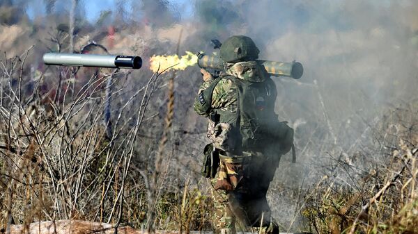 Военнослужащий ВС РФ стреляет из реактивного огнемета в зоне спецоперации. Архивное фото - Sputnik Южная Осетия