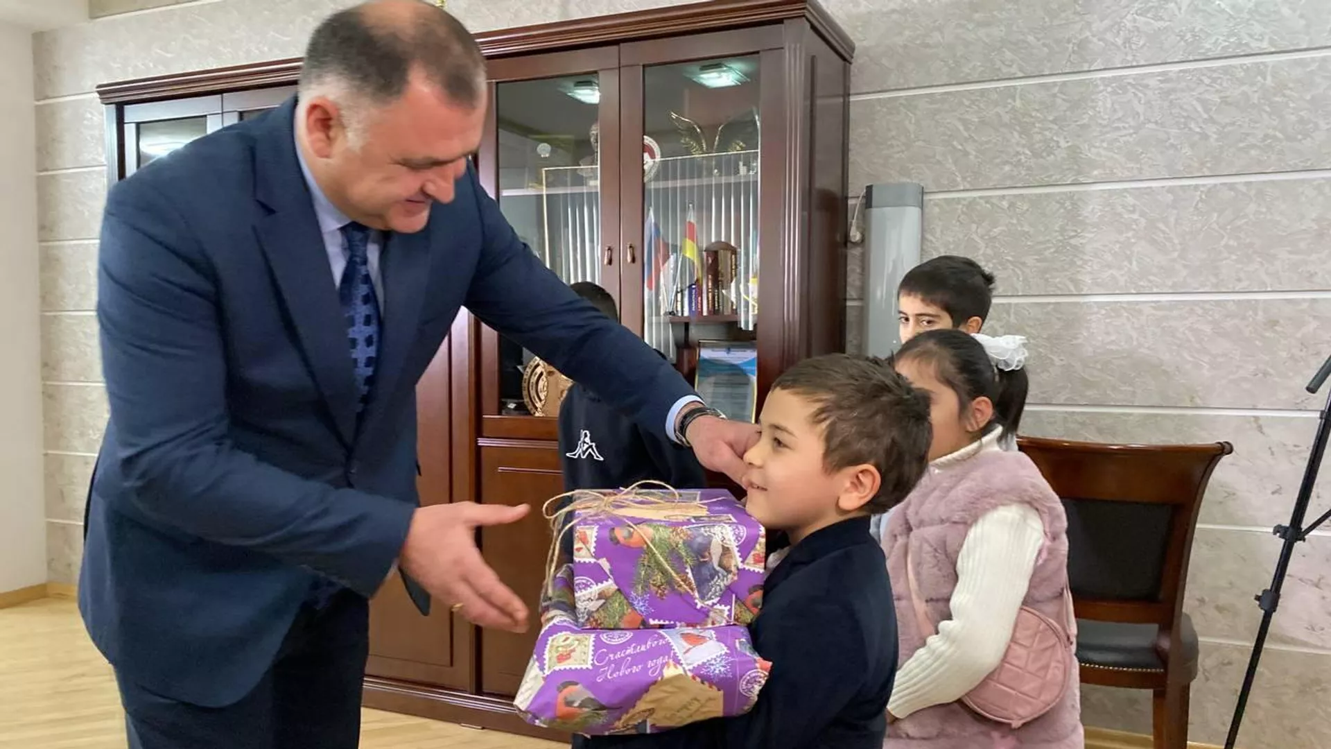 Президент Южной Осетии Алан Гаглоев исполнил новогодние желания шестерых детей Президент Южной Осетии Алан Гаглоев исполнил новогодние желания шестерых детей - Sputnik Южная Осетия, 1920, 19.12.2023