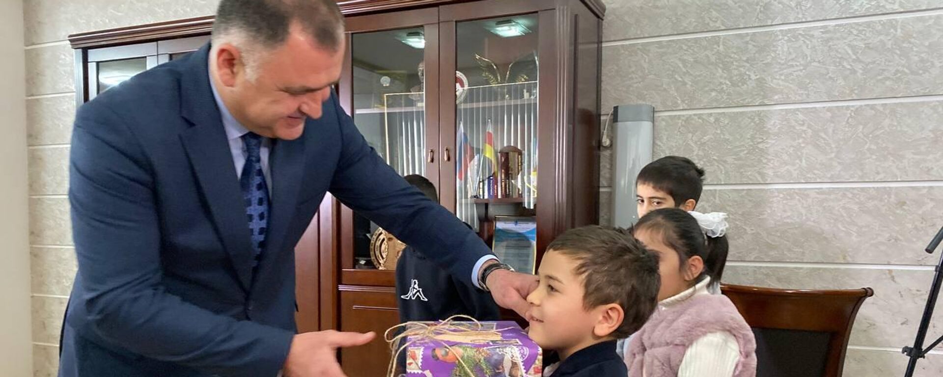 Президент Южной Осетии Алан Гаглоев исполнил новогодние желания шестерых детей  - Sputnik Южная Осетия, 1920, 19.12.2023