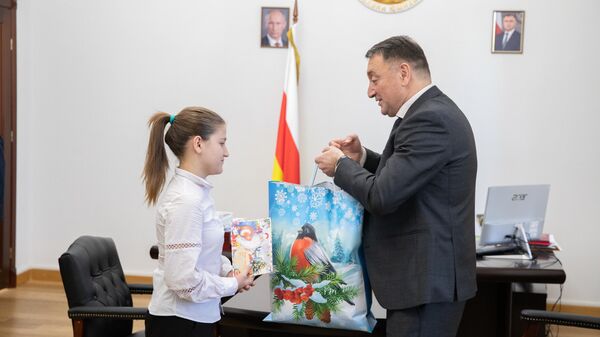 Константин Джуссоев вручил подарки детям - Sputnik Южная Осетия