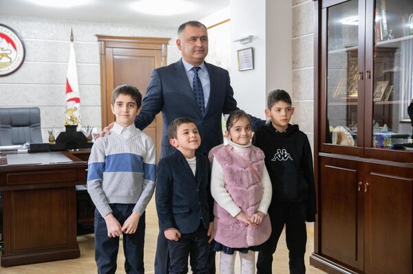 Президент Южной Осетии Алан Гаглоев исполнил новогодние желания шестерых детей  - Sputnik Южная Осетия