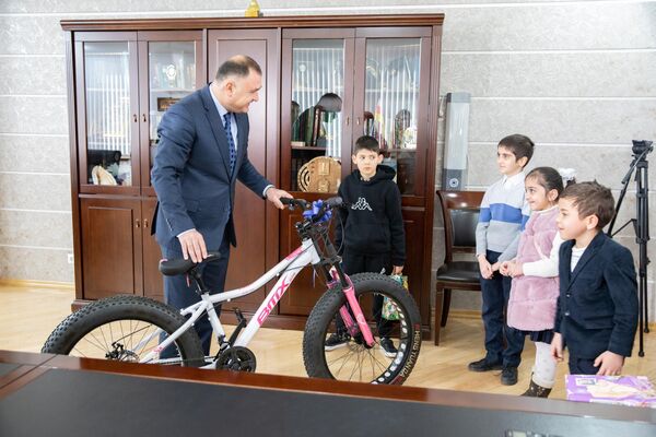 Президент Южной Осетии Алан Гаглоев исполнил новогодние желания шестерых детей  - Sputnik Южная Осетия