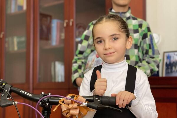 Спикер парламента РЮО вручил новогодние подарки детям - Sputnik Южная Осетия