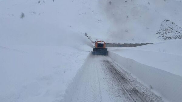 Дорожные службы расчищают Транскам от снега. Архивное фото   - Sputnik Южная Осетия