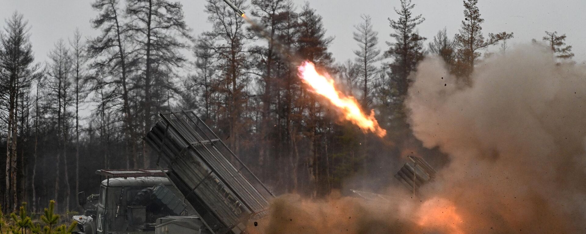 Боевая работа расчетов РСЗО БМ-21 Град гвардейского мотострелкового полка ЦВО на Краснолиманском направлении СВО - Sputnik Южная Осетия, 1920, 03.11.2024