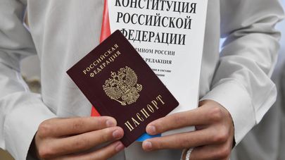 Вручение паспортов школьникам в честь Дня конституции в Симферополе