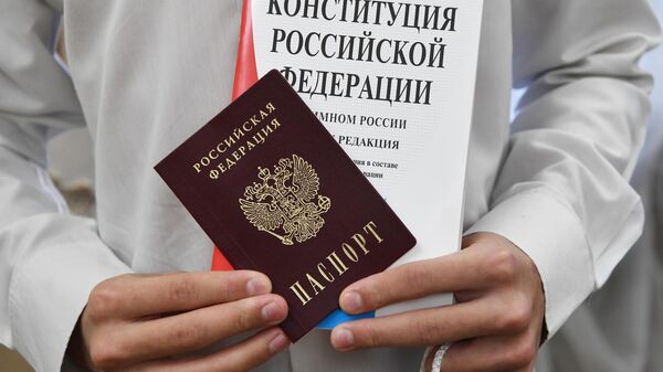 Вручение паспортов школьникам в честь Дня конституции в Симферополе - Sputnik Южная Осетия
