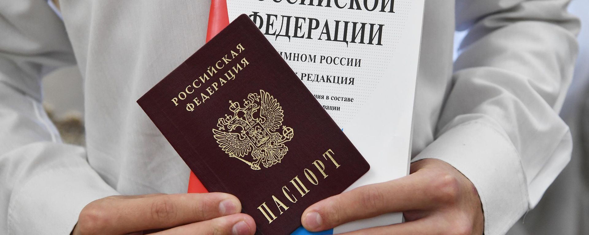 Вручение паспортов школьникам в честь Дня конституции в Симферополе - Sputnik Южная Осетия, 1920, 25.09.2026