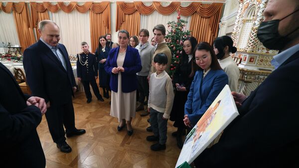 Президент РФ В. Путин встретился с семьями героев, погибших в ходе СВО - Sputnik Южная Осетия