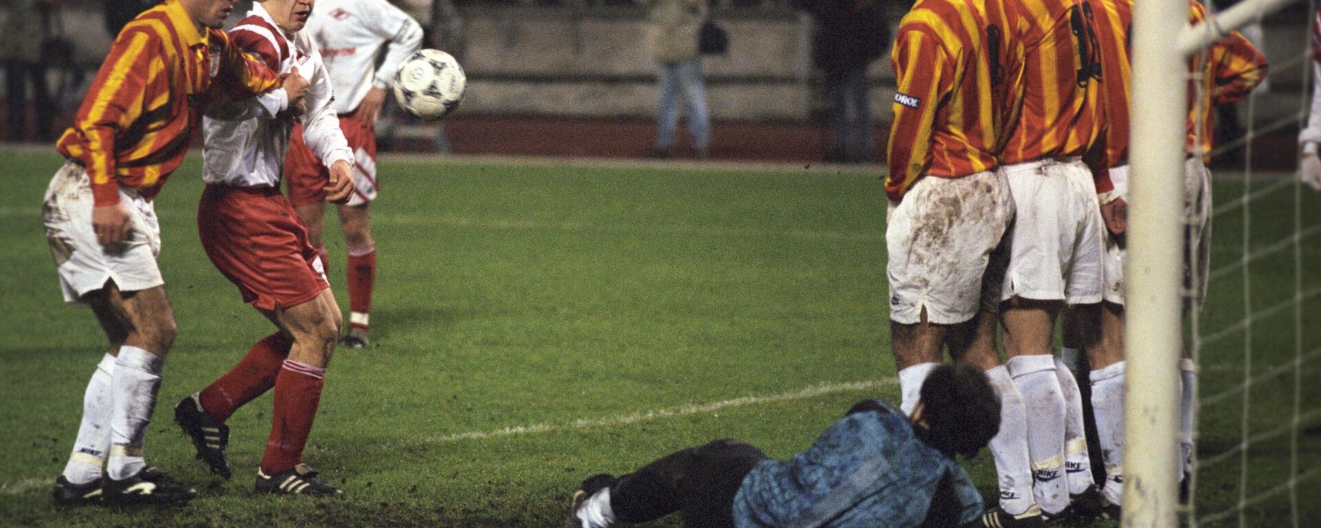 Решающий матч за звание чемпиона России между командами Спартак (Москва) и Алания (Владикавказ) на стадионе Петровский в Санкт-Петербурге. - Sputnik Южная Осетия, 1920, 21.10.2025