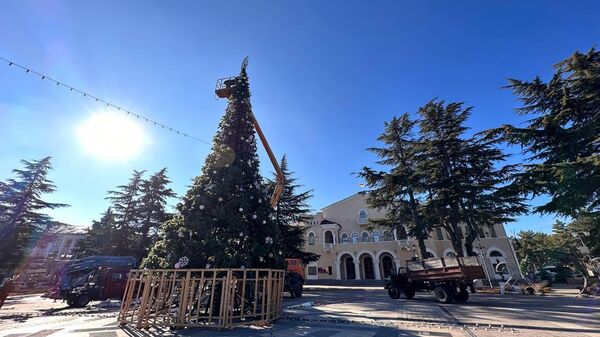 В Цхинвале начался демонтаж главной новогодней ели - Sputnik Южная Осетия