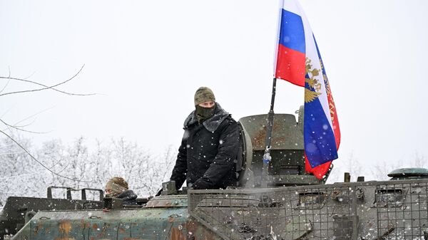 Российские военные на захваченной у противника американской бронемашине. Архивное фото  - Sputnik Южная Осетия