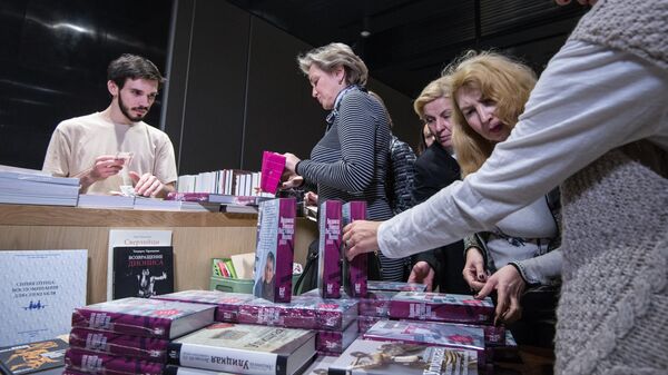 Продажа книг Людмилы Улицкой. Архивное фото - Sputnik Южная Осетия