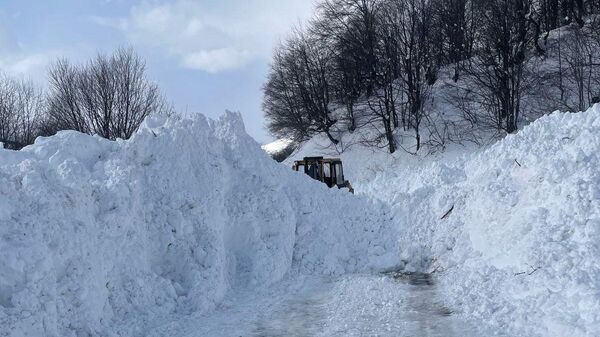 Расчистка дороги от снега в горах. Архивное фото  - Sputnik Южная Осетия