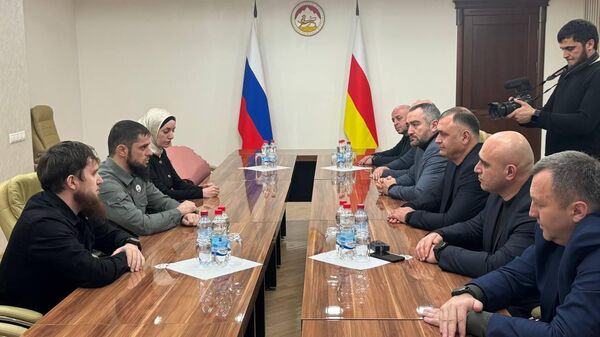 Гаглоев встретился с делегацией из Чечни - Sputnik Южная Осетия
