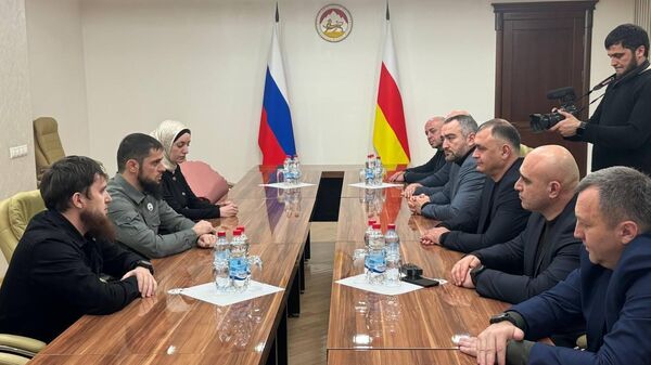 Президент Алан Гаглоев встретился с делегацией из Чечни - Sputnik Южная Осетия