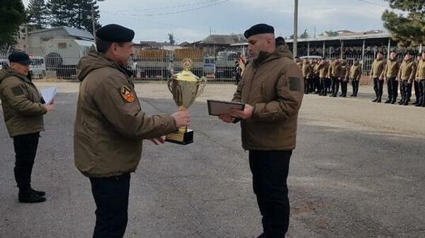 Победителей лично-командных соревнований, приуроченных ко Дню ОМОН, наградили кубками и грамотами  - Sputnik Южная Осетия