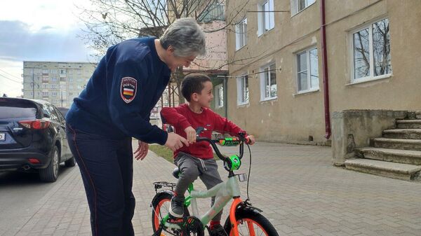 Детям из многодетной семьи Джуссоевых передали в подарок велосипед. - Sputnik Южная Осетия