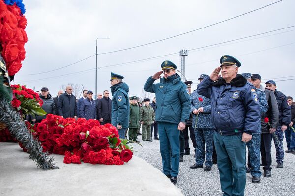 Возложение венков к памятнику воинам-интернационалистам - Sputnik Южная Осетия