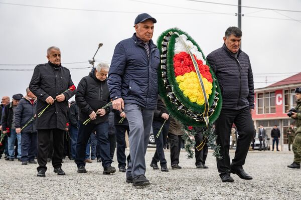 Возложение венков к памятнику воинам-интернационалистам - Sputnik Южная Осетия