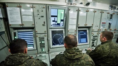 Боевое дежурство за пультом управления зенитно-ракетного комплекса. Архивное фото