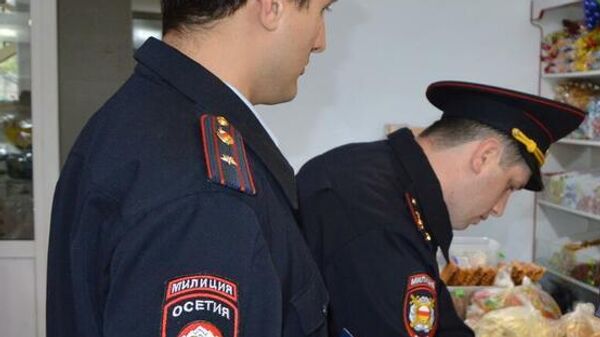 Сотрудники УБЭП КМ Южной Осетии в ходе оперативно-розыскных мероприятий в одном из столичных кафе - Sputnik Южная Осетия