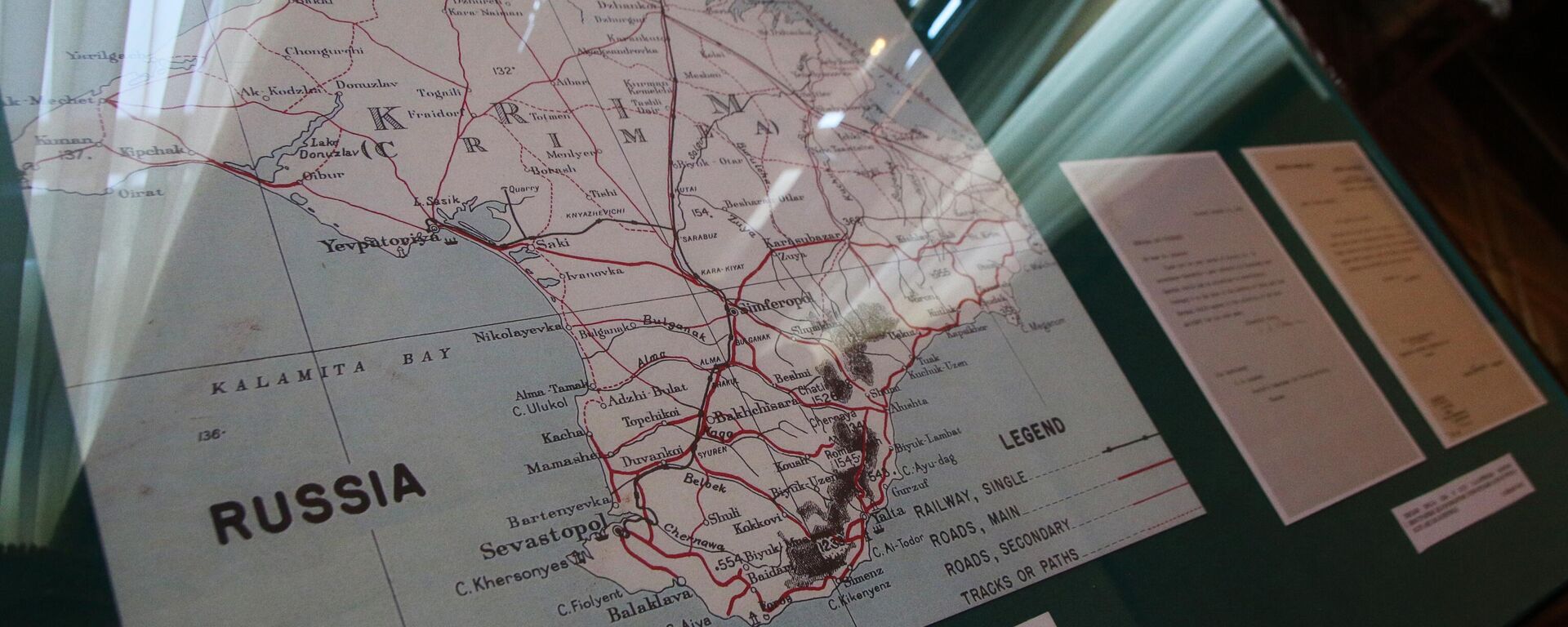 Карта Крымского полуострова из альбома Memories of Yalta (Воспоминания о Ялте) в бывшем парадном приемном кабинете императора Николая II в Ливадийском дворце. - Sputnik Южная Осетия, 1920, 18.03.2026
