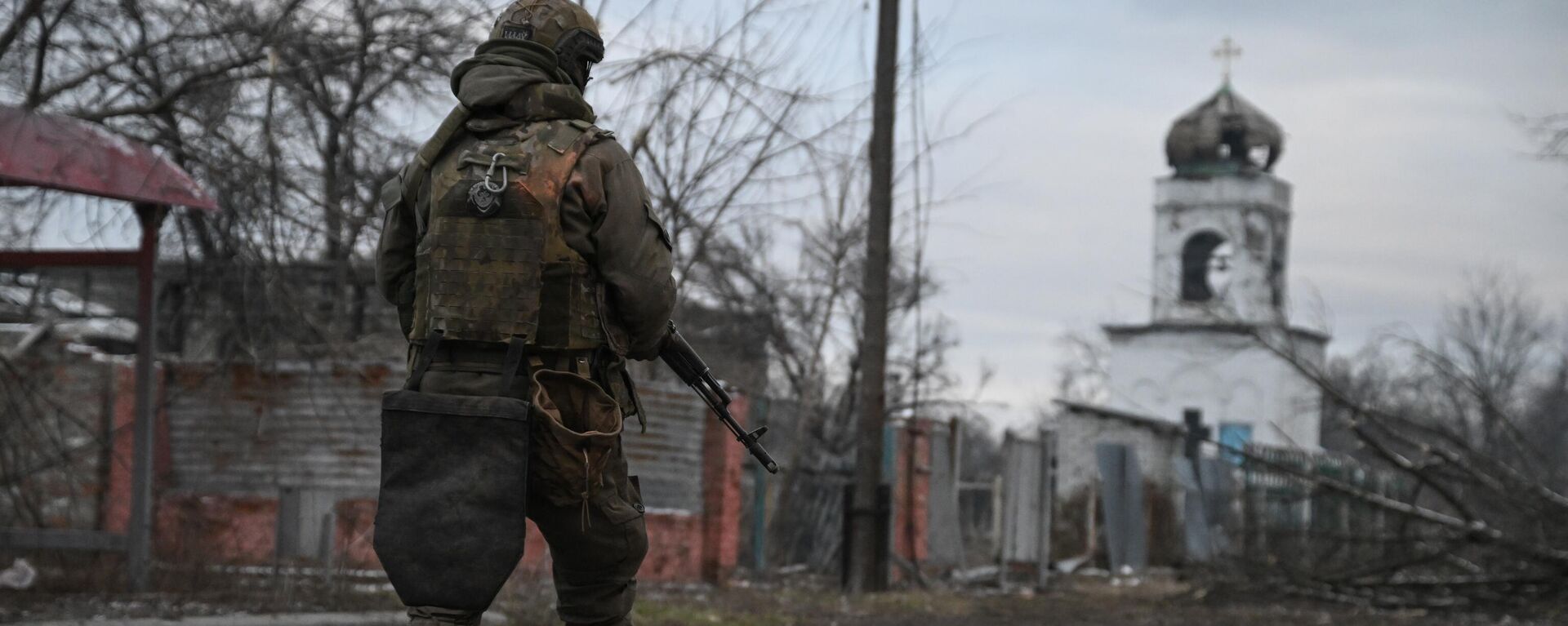 Военнослужащий ЦВО в районе железнодорожного вокзала в освобожденной Авдеевке - Sputnik Южная Осетия, 1920, 21.02.2024