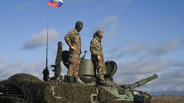Члены экипажа танка Т-90М Прорыв в зоне СВО. Архивное фото  - Sputnik Южная Осетия