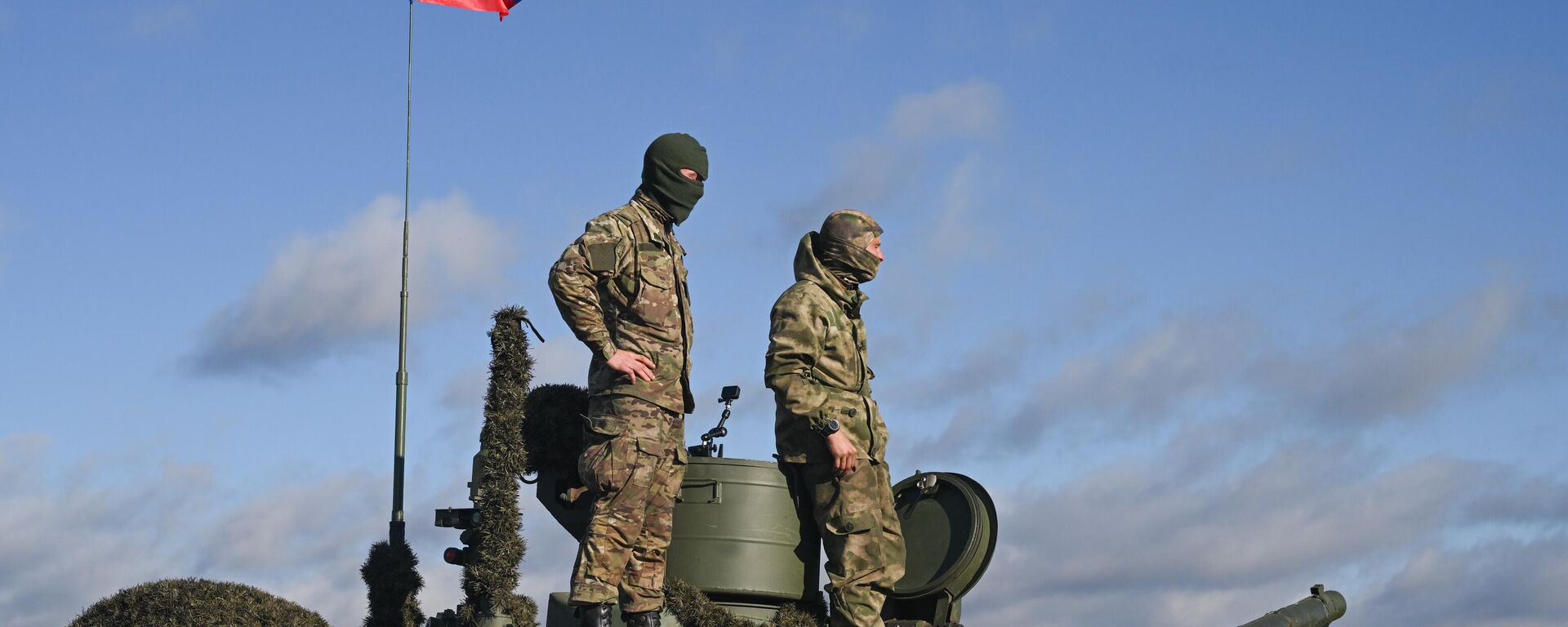 Члены экипажа танка Т-90М Прорыв в зоне СВО. Архивное фото  - Sputnik Южная Осетия, 1920, 13.05.2025