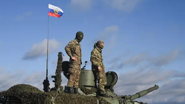 Члены экипажа танка Т-90М Прорыв в зоне СВО. Архивное фото  - Sputnik Южная Осетия