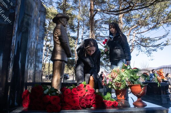 Возложение цветов к памятнику Нафи Джусойты - Sputnik Южная Осетия