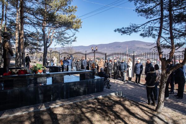 Возложение цветов к памятнику Нафи Джусойты - Sputnik Южная Осетия