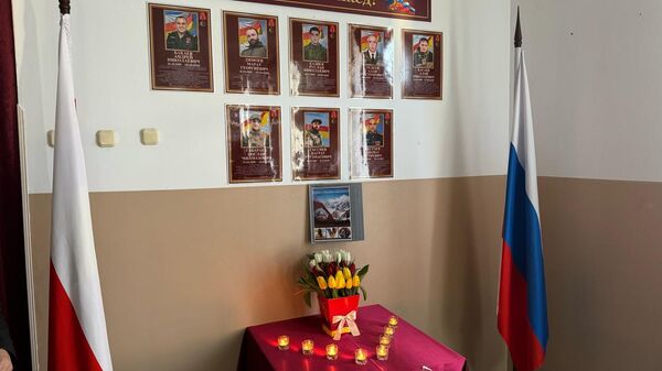 В цхинвальской школе № 5 открыли мемориальную доску в память о выпускниках, погибших в СВО - Sputnik Южная Осетия