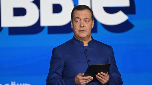 Зампред Совета безопасности РФ Дмитрий Медведев выступает на Всемирном фестивале молодежи в Сочи - Sputnik Южная Осетия