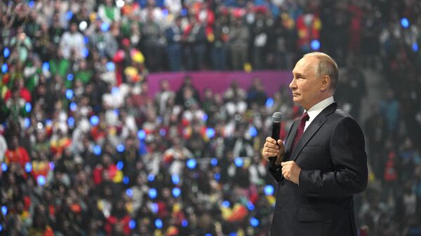 Президент РФ В. Путин посетил Всемирный фестиваль молодежи - Sputnik Хуссар Ирыстон