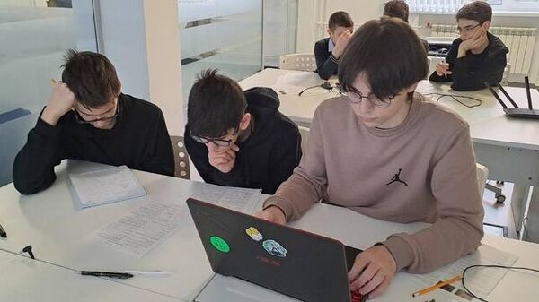 Объединенная команда учащихся центра цифрового образования IT-кубе и РФМЛИ Северной Осетии - Sputnik Южная Осетия