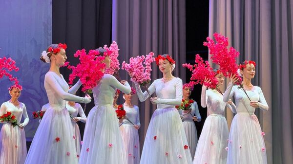На сцене театра в Цхинвале прошел концерт к Международному женскому дню - Sputnik Южная Осетия