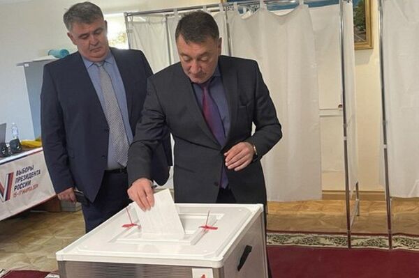 Глава правительства РЮО голосует на выборах президента РФ  - Sputnik Южная Осетия
