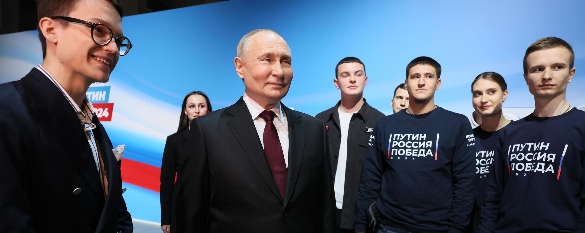 Владимир Путин во время встречи с доверенными лицами в избирательном штабе - Sputnik Южная Осетия, 1920, 18.03.2024