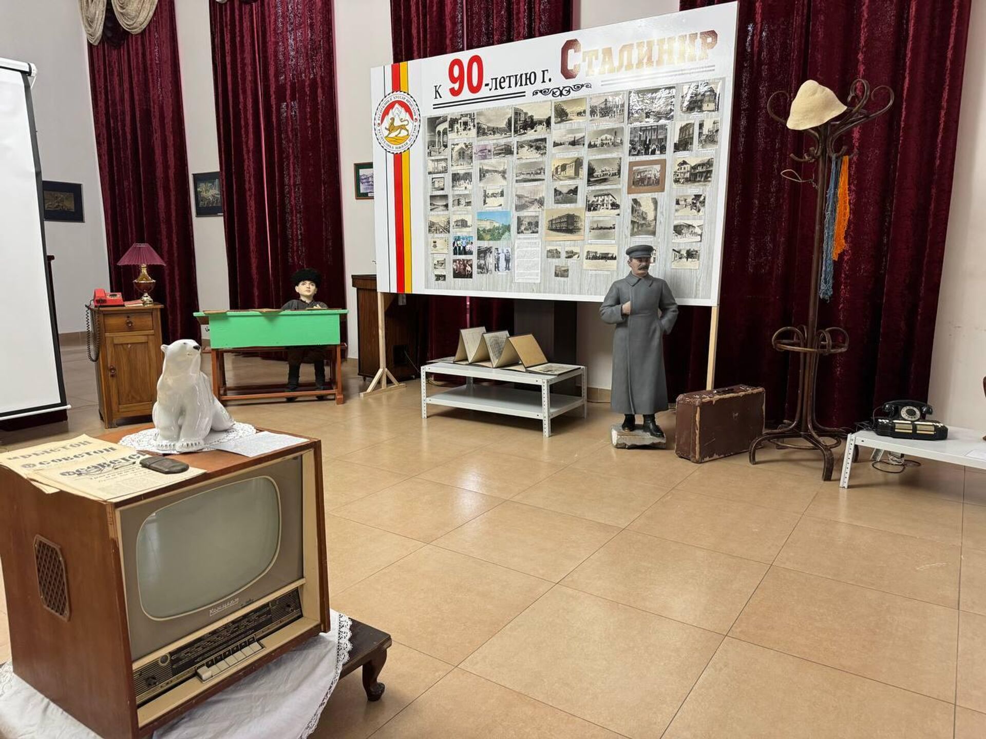В Нацмузее в Цхинвале проходит выставка Сталинир - Sputnik Южная Осетия, 1920, 19.03.2024