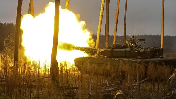 Танк Т-80 ведет огонь в зоне спецоперации. Архивное фото  - Sputnik Хуссар Ирыстон