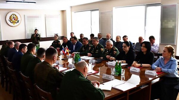 Встреча делегации Минобороны РФ с руководством оборонного ведомства РЮО  - Sputnik Южная Осетия
