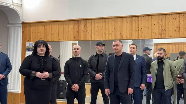Алан Гаглоев в пятницу встретился с коллективом Госансамбля Симд - Sputnik Южная Осетия