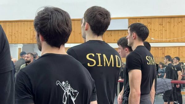 Алан Гаглоев в пятницу встретился с коллективом Госансамбля Симд - Sputnik Южная Осетия