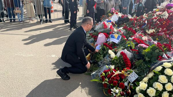 Посол Знаур Гассиев почтил память погибших в чудовищном теракте в  Крокус Сити Холле,  возложив цветы от имени народа Южной Осетии. - Sputnik Южная Осетия