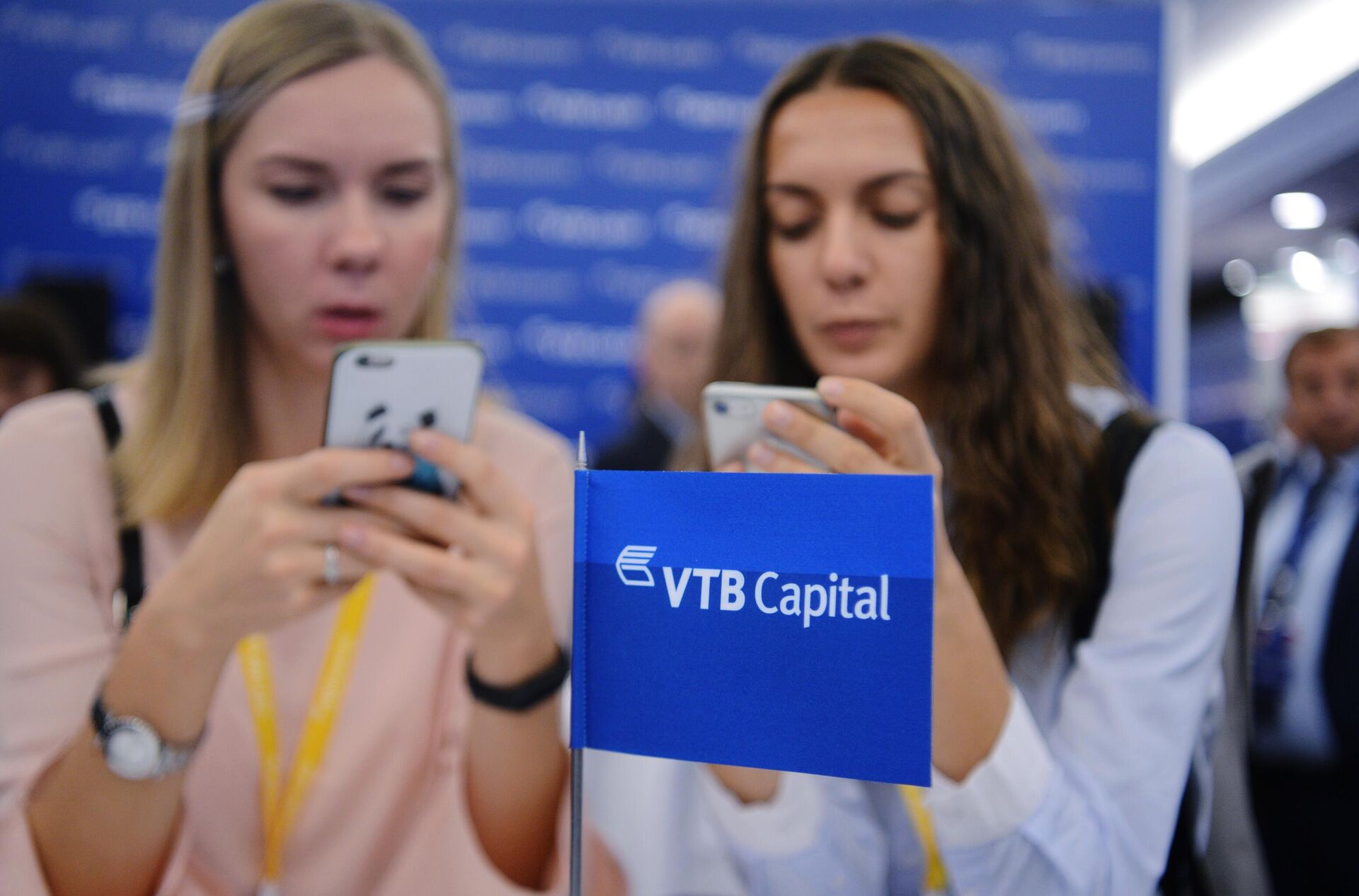 Девушки со смартфонами в руках. Архивное фото. - Sputnik Южная Осетия, 1920, 13.01.2026