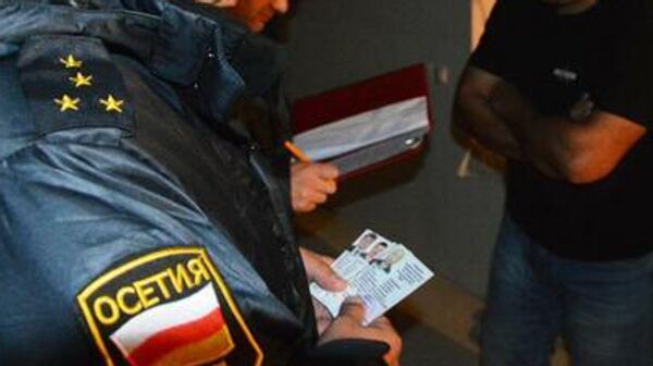 Сотрудники МВД Южной Осетии во время рейдов по местам жительства трудовых мигрантов  - Sputnik Южная Осетия