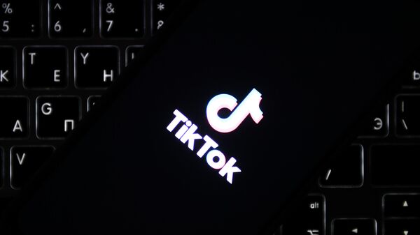 Иконка мобильного приложения TikTok на экране мобильного телефона - Sputnik Южная Осетия